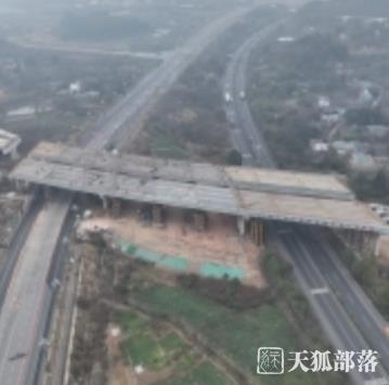 G5京昆高速跨線橋鋼箱梁頂推順利合龍