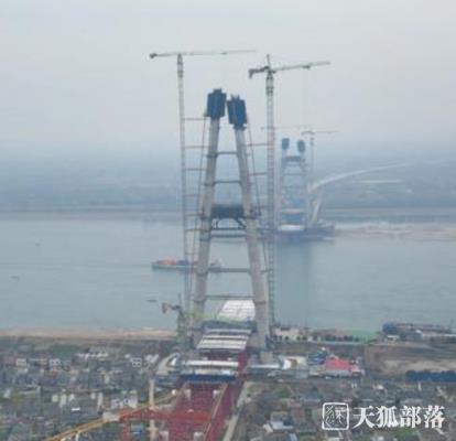 枝江長(zhǎng)江大橋主塔即將封頂，按照計(jì)劃大橋?qū)⒃诮衲甑讓?shí)現(xiàn)合龍