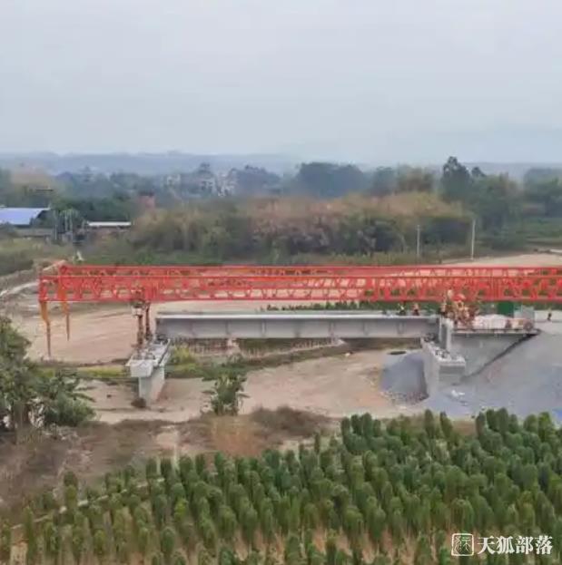 柳梧鐵路4標(biāo)項(xiàng)目金田跨平武高速特大橋首片T梁順利架設(shè)