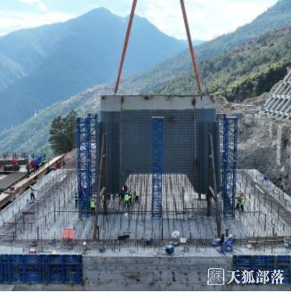 世界最大跨徑空間纜懸索橋——西香高速瀘沽湖特大橋索塔首吊成功