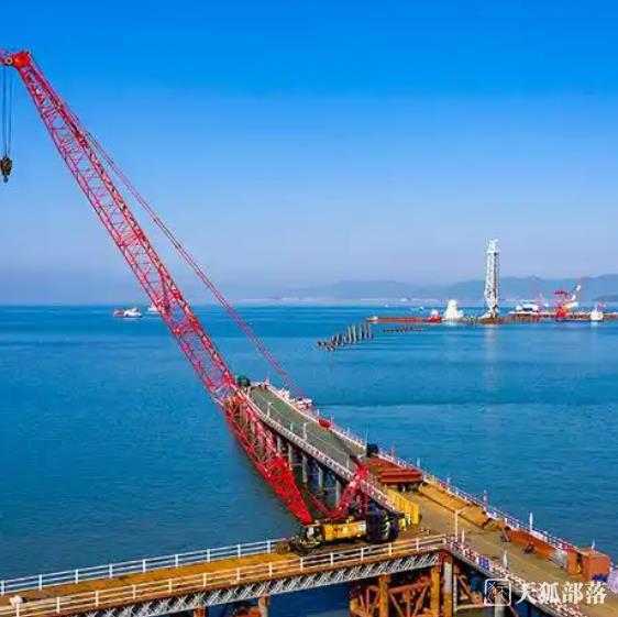寧波舟山港六橫公路大橋二期青龍門大橋3號(hào)主塔下橫梁提升完成