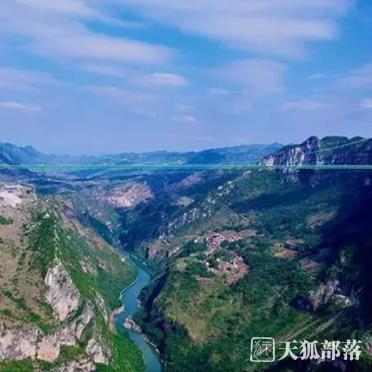 世界第一高橋花江峽谷大橋嵌縫板吊裝作業(yè)全部完成，全橋橋面貫通