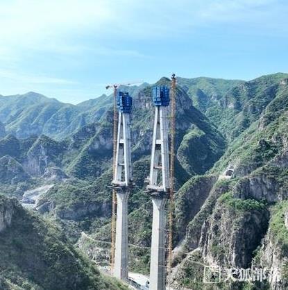 鄭州至洛陽高速公路項(xiàng)目后寺河特大橋主塔順利封頂