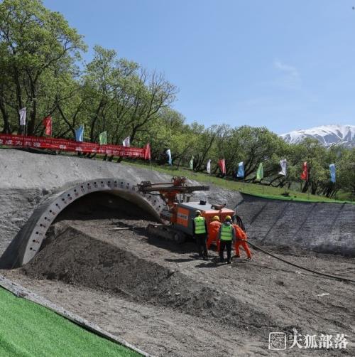 中吉烏鐵路重點(diǎn)控制性工程開工建設(shè)
