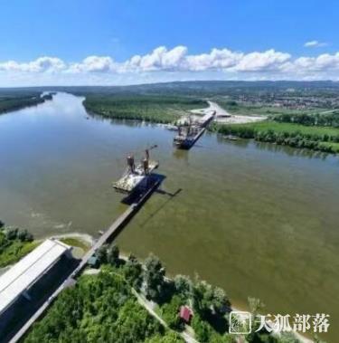 塞爾維亞總統(tǒng)視察中國路橋承建的諾維薩德至魯馬快速路項(xiàng)目